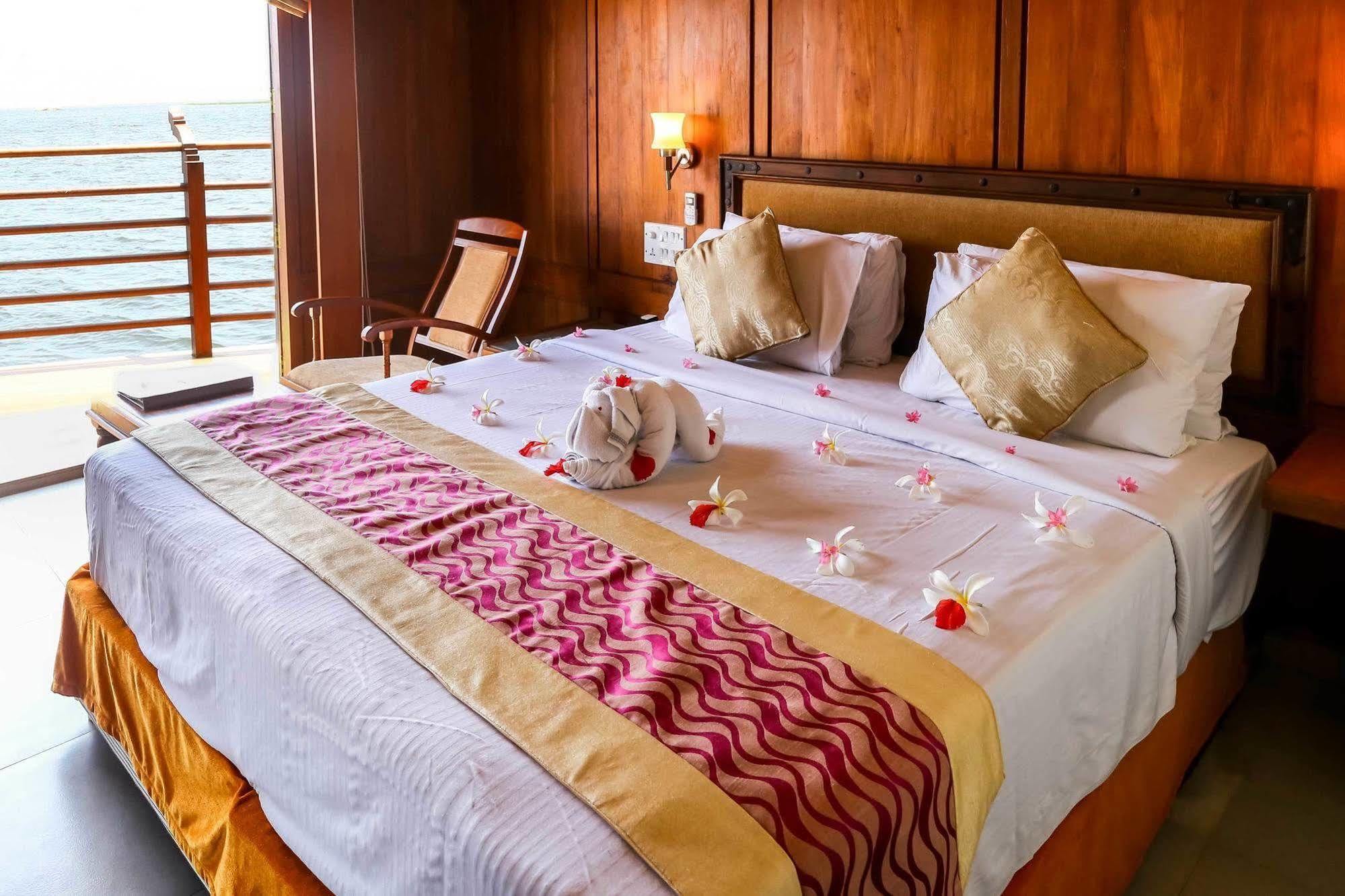 Poovar Island Resort Exteriör bild